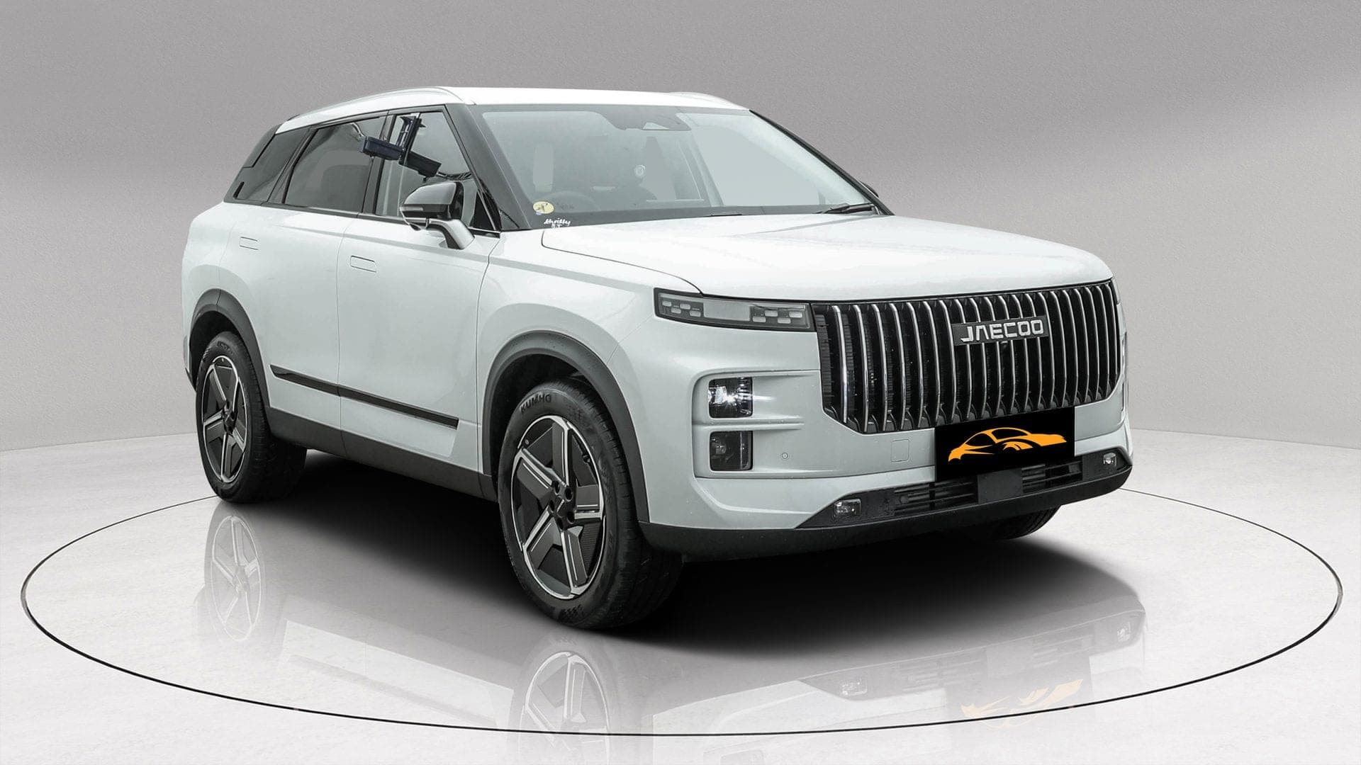 Jaecoo J7 1.6T AWD Luxury in white, front three-quarter view