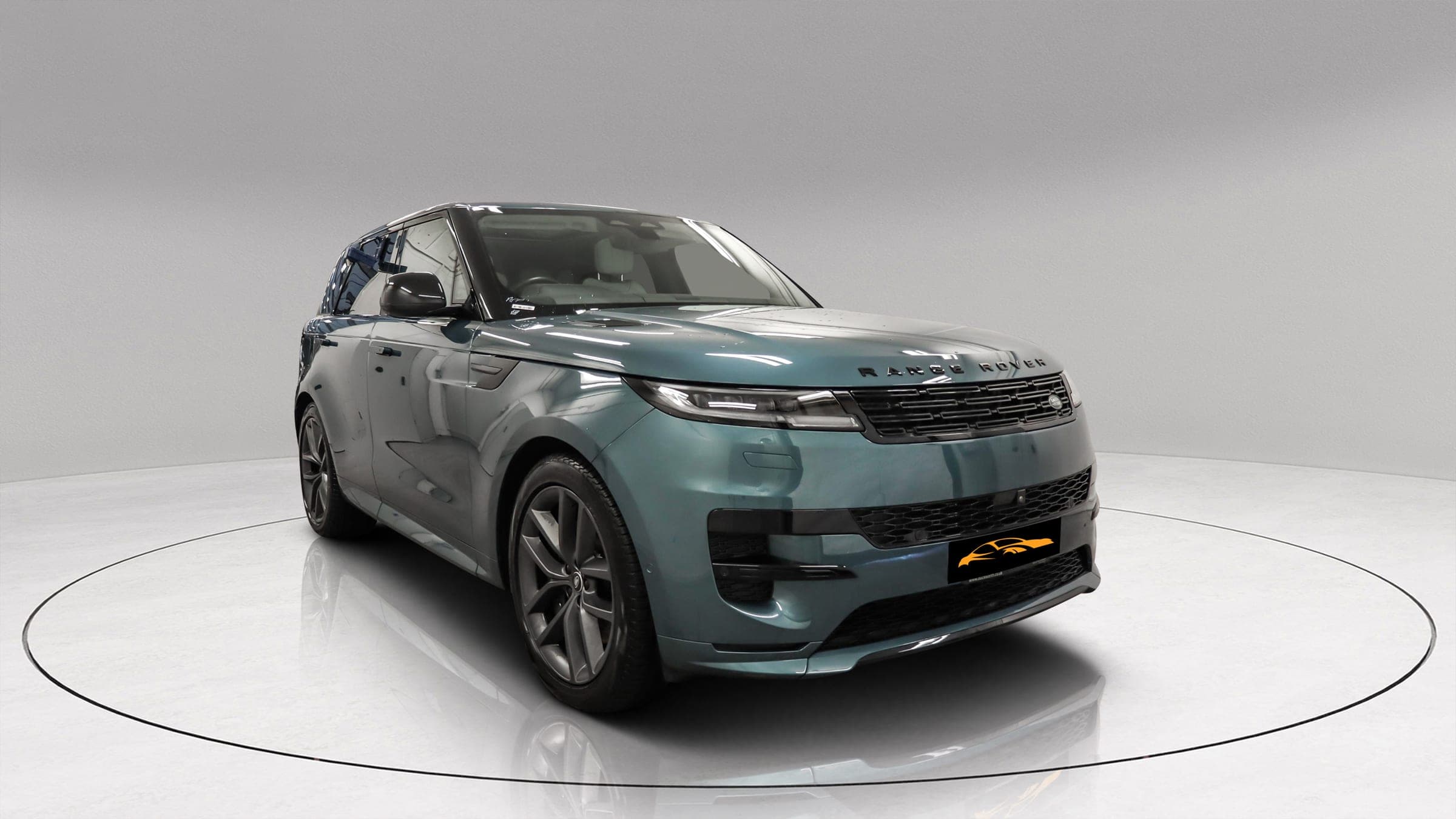 Range Rover Sport P460e Dynamic SE in green, front three-quarter view